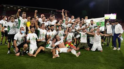 El Real Oviedo traspasa la barrera del playoff en Elche .